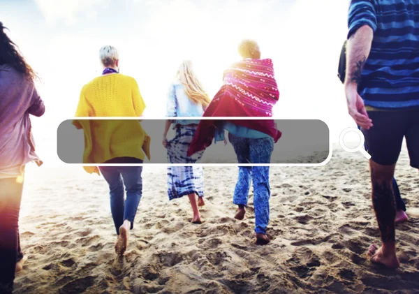 Teman-teman menghabiskan waktu bersama di pantai — Stok Foto