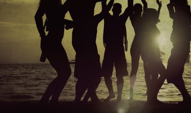 arkadaşlar Kumsal Partisi dışarı asılı