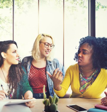 sınıfta okuyan kız öğrencilerin