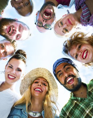 Arkadaşlar arkadaşlarının yanına Holiday parti grup kavramı