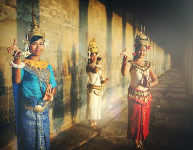 Kamboçyalı Apsara dansçılar