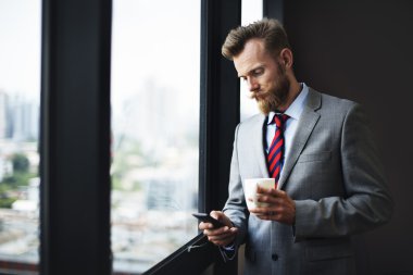 İşadamı smartphone kullanarak kahve ile