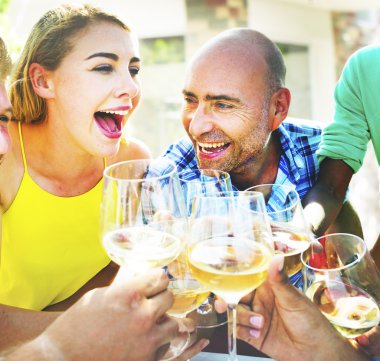 Dışarı asılı açık havada partide arkadaşlar