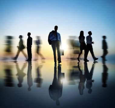 Sokağın karşısındaki insanlar