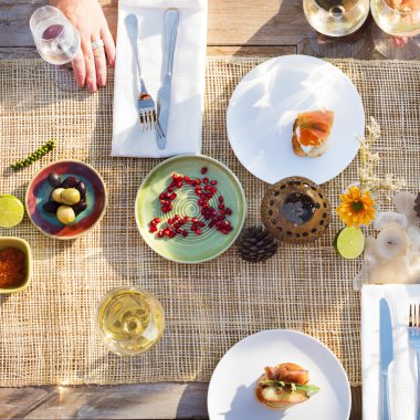 lezzetli bir yemek açık havada içeren tablo