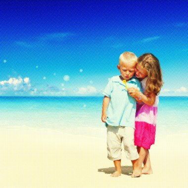 Kız ve erkek kardeşim Beach keyfi kavramı