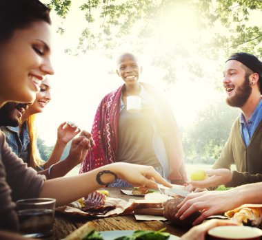 Arkadaşlar açık havada yemek