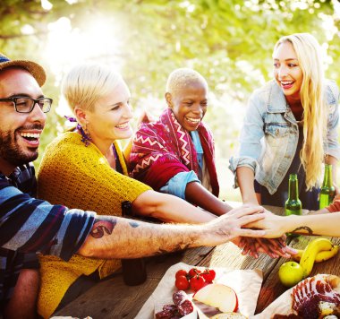 arkadaşlar açık havada birlikte zaman zevk