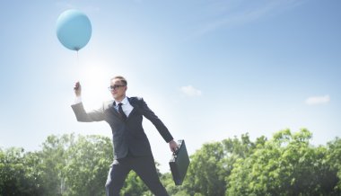 Balon ile neşeli işadamı