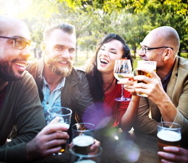 Farklı arkadaş kavramı içme dışarı asılı