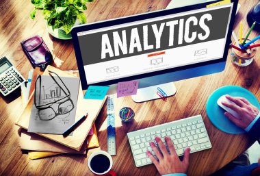 Bilgisayar ve Analytics kullanan adam 
