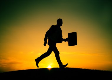 İş adamı evrak çantasıyla koşuyor