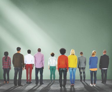 Bir grup insan ayakta, arkadan görünüş
