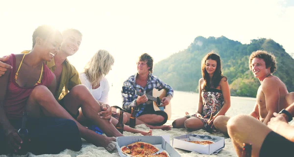 Grupo de amigos teniendo fiesta en la playa Concepto —  Fotos de Stock