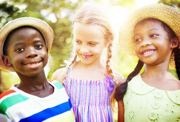 Kinder freundschaftliches Miteinander — Stockfoto