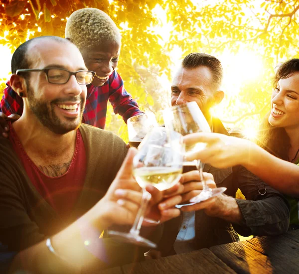 Farklı arkadaş kavramı içme dışarı asılı