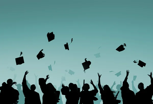 Diversi studenti che celebrano il concetto di laurea — Foto Stock