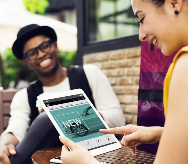 Uomo e donna utilizzando tablet pc — Foto Stock