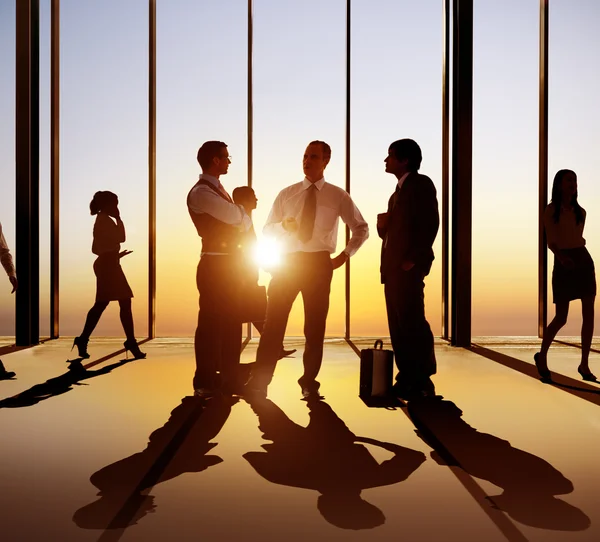 Empresarios en la reunión en la oficina — Foto de Stock