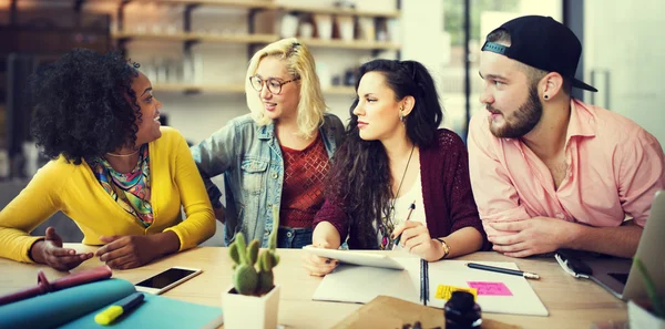 Högskolestudenter brainstorming i klassrummet — Stockfoto