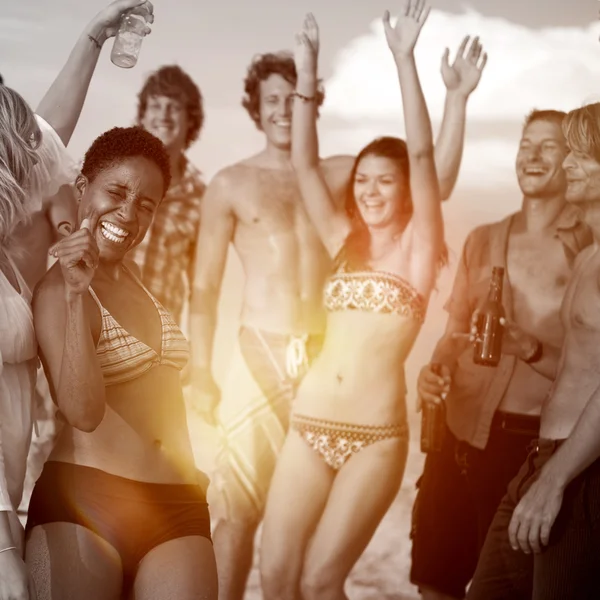 Friends hanging out on the beach party — Stock Photo, Image