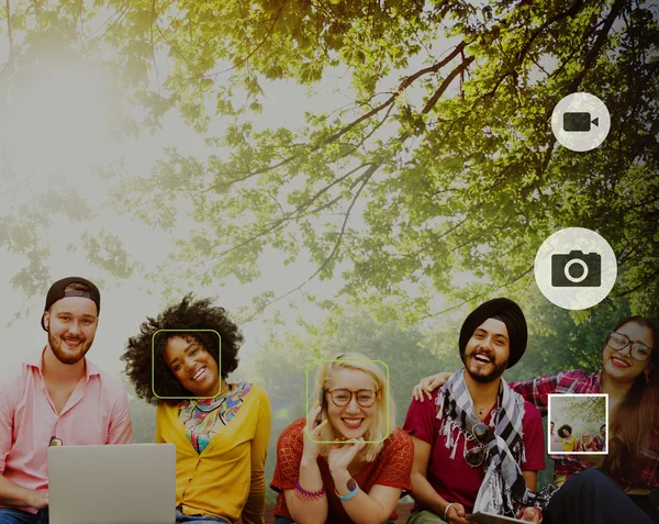 College students using wireless devices — Stock Photo, Image