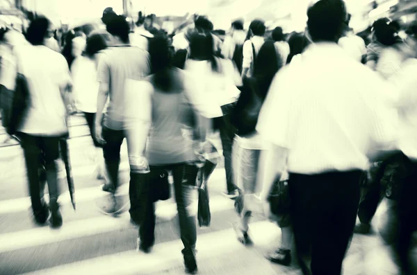 People walking across street — Stock Photo, Image