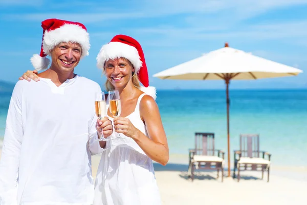 Coppia in spiaggia a Santa Hats — Foto Stock