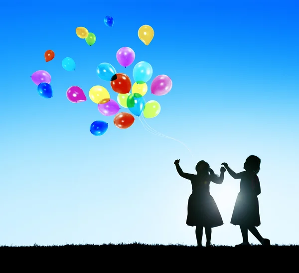 Дети играют вместе с воздушными шарами — стоковое фото
