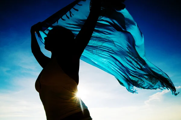 Silueta de mujer disfrutando de la vida — Foto de Stock