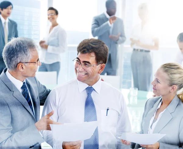 Geschäftsleute, die im Büro arbeiten — Stockfoto