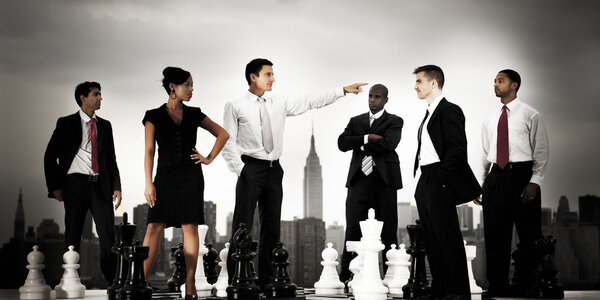 Команда деловых людей с шахматами
