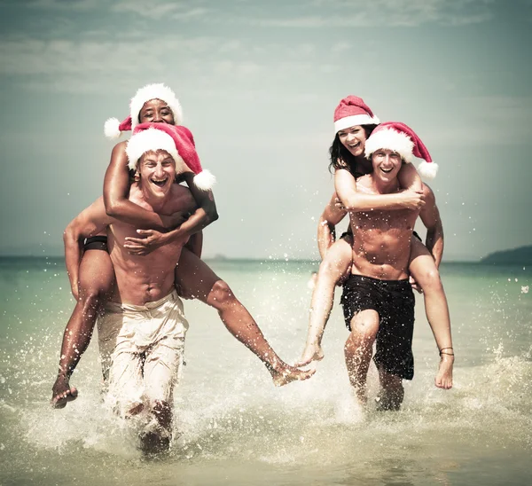 Pareja celebrando en la playa — Foto de Stock