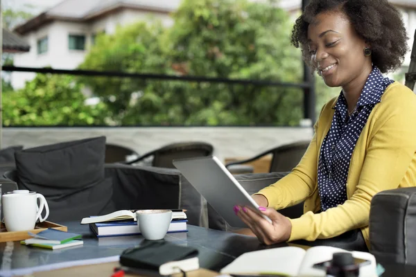 Vrouw die digitale tablet gebruikt — Stockfoto