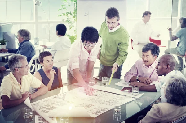 Gente de negocios discutiendo proyecto — Foto de Stock