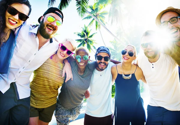Friends spending time together on the beach — Stock Photo, Image
