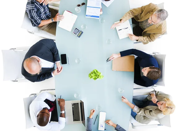 Brainstorming von Geschäftsleuten bei Treffen — Stockfoto