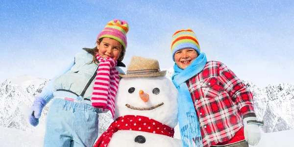 Junge und Mädchen frohe Weihnachten — Stockfoto