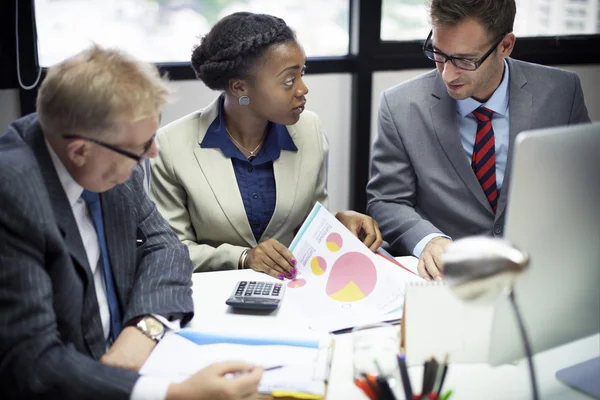 Gens d'affaires ayant une discussion d'entreprise — Photo