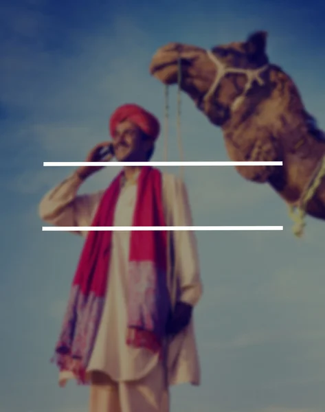 Homem usando telefone no deserto — Fotografia de Stock