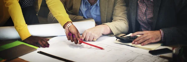 Gente de negocios lluvia de ideas en la oficina — Foto de Stock