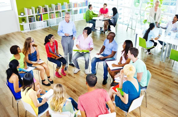 Studenti che studiano in Classrom — Foto Stock