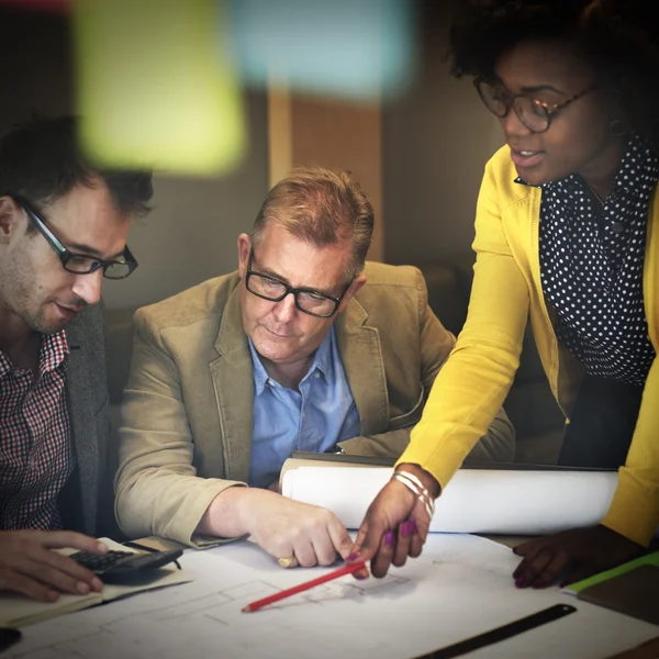 Mensen uit het bedrijfsleven brainstormen in office — Stockfoto