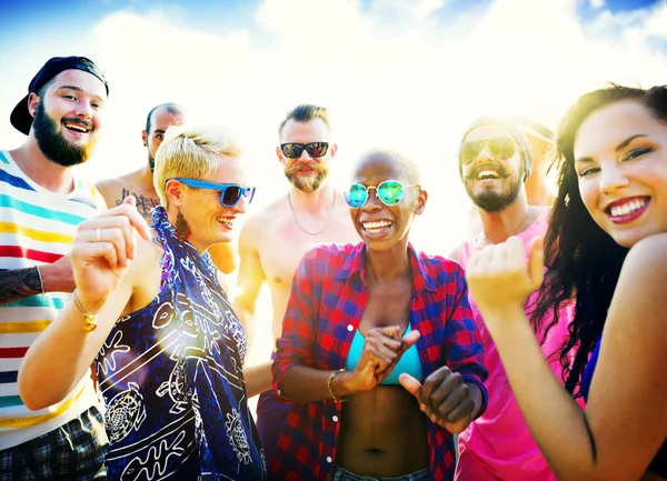 Friends hanging out on the beach — Stock Photo, Image