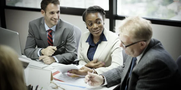 Gente de negocios teniendo discusión corporativa — Foto de Stock