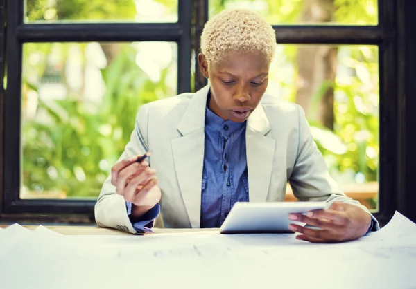 Empresária trabalhando em seu escritório — Fotografia de Stock