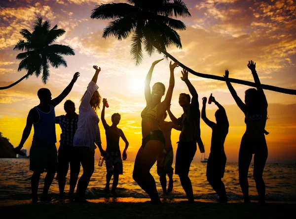 Grupo de personas en el concepto de vacaciones de verano — Foto de Stock