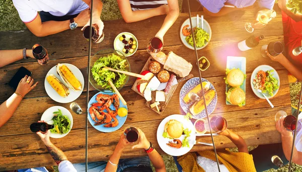 Amis Dîner à l'extérieur — Photo