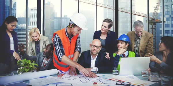 Arquitectos y diseñadores que trabajan en la oficina —  Fotos de Stock