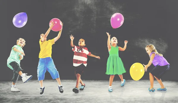 Barn som leker med ballonger — Stockfoto